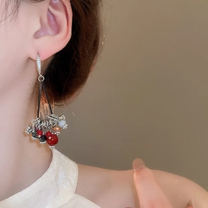 Gros plan de boucles d'oreilles à pampilles en perles de verre et zircon sur mannequin