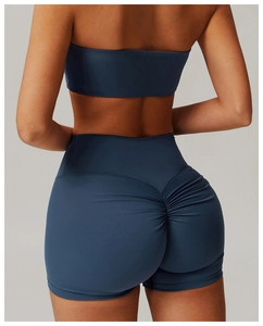 Vue arrière du short de yoga bleu marine à effet froncé et brassière assortie