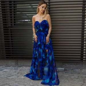 Detail der Rüschen und des künstlerischen dunkelblauen Blumendrucks am Kleid