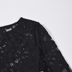 Gros plan sur la broderie de dentelle florale du tissu noir transparent pour femmes