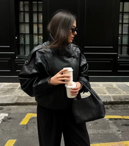 Détail de la veste en cuir pour femme avec col montant et fermeture éclair asymétrique