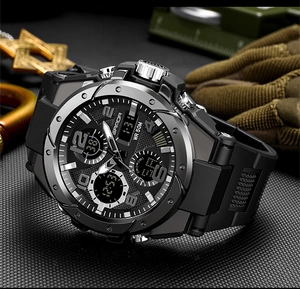 Dettaglio dell'orologio sportivo tattico nero a doppio display con cinturino in gomma