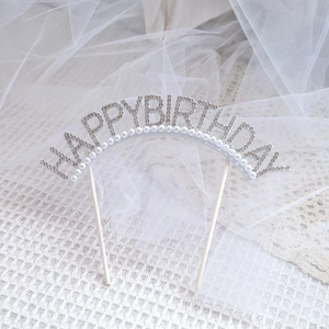 Detail de topper gateau Happy Birthday avec strass et perles pour decoration de fete.