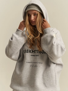 Felpa con cappuccio oversize grigio chiaro da donna con stampa lettere stile street