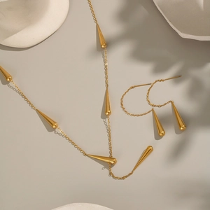 Détail du collier pampille goutte et boucles d'oreilles plaqué or 18 carats sur pierre