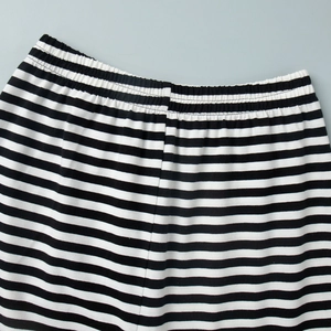 Dettaglio ravvicinato dell'elastico in vita dei pantaloni in maglia a righe bianche e nere