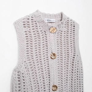 Gilet in maglia spessa grigio chiaro con trama traforata e bottoni dorati
