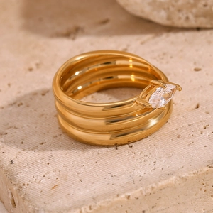 Détail macro d'une bague multicouche plaquée or 18K avec pierre de taille marquise