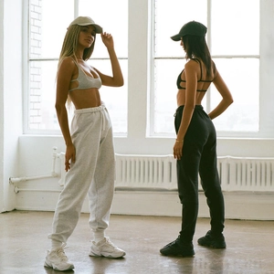 Détails du soutien-gorge de sport en tricot gris et du pantalon de jogging assorti