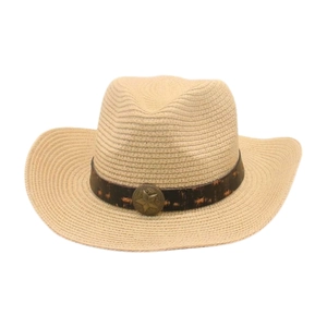 Détail du tissage en paille avec bandeau en cuir marron et badge étoile rétro