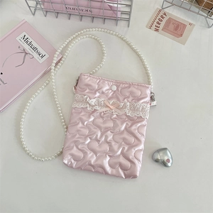 Dettaglio borsa porta cellulare in raso rosa con trapuntatura a cuore e perle