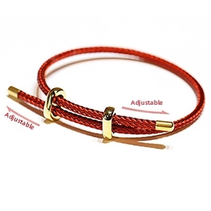 Bracciale regolabile in corda intrecciata rossa con fibbie in metallo dorato lucido