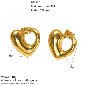 Orecchini a cuore in acciaio inossidabile placcato oro 18K con intarsio in conchiglia