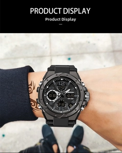 Dettaglio dell'orologio sportivo SANDA con doppio display e resistenza all'acqua 50M