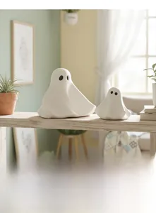 Detail van twee witte matte keramische spookfiguurtjes met fijne Noordse textuurafwerking