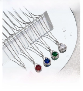 Détail de pendentifs en forme de poire en cinq couleurs avec pavé de zircons fins