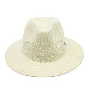 Vue détaillée du chapeau Panama en paille tressée avec motif ajouré et logo en métal
