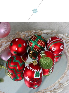 Gros plan de boules de Noël rouges et vertes pailletées avec motifs sur un plateau miroir