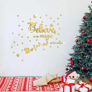 Goldene Weihnachts-Wandaufkleber aus Spiegel-Acryl mit Weihnachtsmann und Sternen im Wohnzimmer