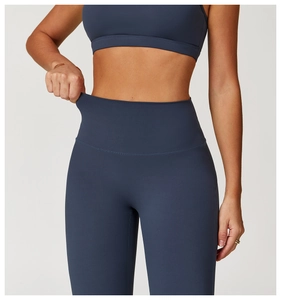 Detailansicht der hochelastischen High-Waist-Yogahose in Dunkelschieferblau für Workouts