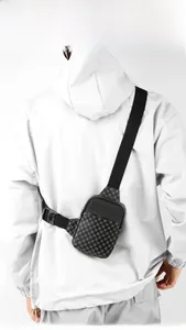 Vista trasera de un bolso bandolera moderno para hombre con patrones geométricos y correa