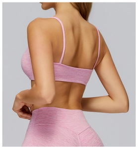 Dettaglio del reggiseno yoga rosa mélange con spalline sottili e schiena aperta