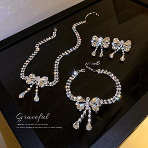 Parure de bijoux nœud en argent avec strass brillants incluant collier et boucles