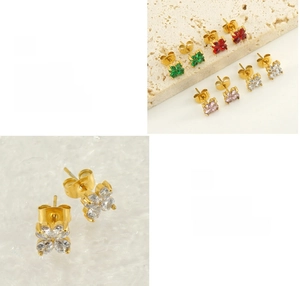 Détail de boucles d'oreilles trèfle avec zircons incrustés et placage en or 18 carats
