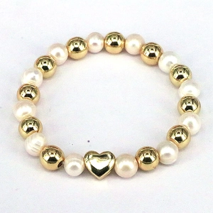 Fashionable freshwater pearl beaded bracelet with gold beads and heart charm