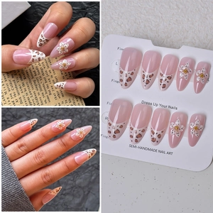 Détails de motifs floraux 3D et imprimé léopard français sur faux ongles roses en amande