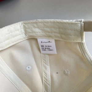 Détail de l'intérieur de la casquette montrant l'étiquette de taille et la couture