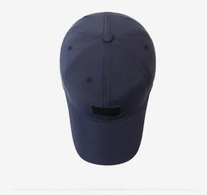 Vista dall'alto di un berretto blu navy con etichetta sportiva e fori di ventilazione