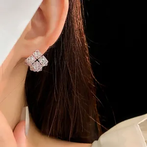 Orecchini a perno geometrici quadrati in argento con cristalli di zirconia chiari