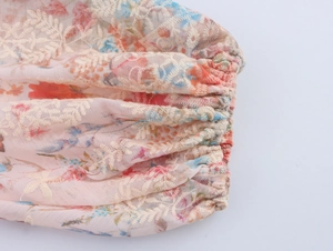 Détail de la manche à fleurs avec broderie en dentelle et poignet élastique volanté