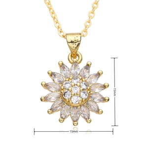 Detailansicht des 15mm Gold-Sonnenblumenanhängers mit Zirkonia-Besatz auf weißem Hintergrund
