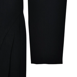 Vue détaillée montrant la couture et la texture de la robe noire à manches longues