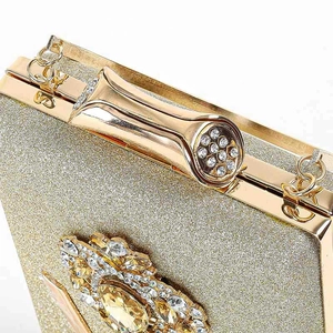 Elegante gouden avondtasje met champagnekleurige stenen en glinsterende strass