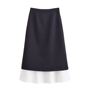 Damen Midi-Rock in Schwarz-Weiß-Patchwork mit A-Linie und Lagen-Design auf weißem Grund