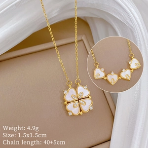 Détail du collier en acier titane avec pendentif trèfle pliable et quatre cœurs