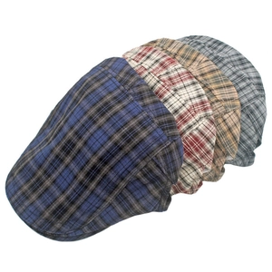 Détail de cinq casquettes plates à carreaux écossais classiques en plusieurs couleurs