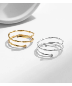 Detail von verstellbaren Ringen im Bambus-Stil in Gold und Silber mit Kristalleinlagen