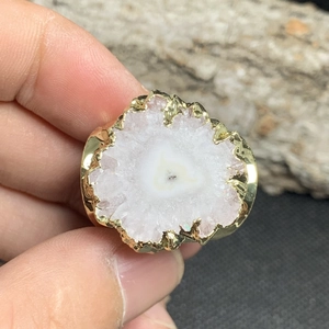 Nahaufnahme eines rohen Drusen-Quarzrings mit unregelmäßiger 14K Goldbeschichtung