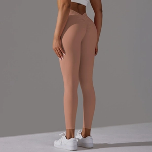 Vue détaillée de la taille en V croisée et du design fessier froncé du legging yoga