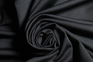 Gros plan sur la texture respirante et la structure de maille fine du tissu de robe noire