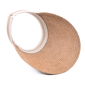 Detalle de la textura de la visera de paja trenzada con banda elástica beige de verano