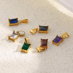 Gros plan de pendentifs rectangulaires plaqués or 18 carats avec zircons colorés