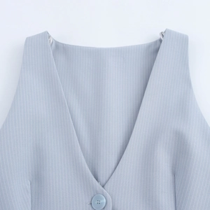 Gilet a righe azzurre con scollo a V, bottone singolo e trama a righe verticali