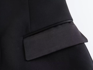 Dettaglio della tasca a patta nera con elegante bordo in raso e tessuto di alta qualità