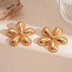 Élégantes boucles d'oreilles fleurs en métal doré à cinq pétales et bords perlés