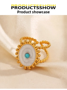 Vue macro d'une bague vintage dorée avec résine turquoise bleue et texture perlée